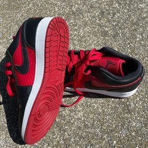 Nike Retro blk/red snakeskin print sz 6.5 boys